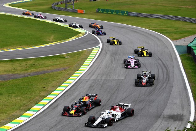 Pilotos disputam posições durante o Grande Prêmio do Brasil de Fórmula 1, no Autódromo de Interlagos - 11/11/2018