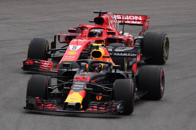 Max Verstappen, da Red Bull, disputa posição com Sebastian Vettel, da Ferrari, durante o Grande Prêmio do Brasil de Fórmula 1 ,realizado no Autódromo de Interlagos - 11/11/2018 Max Verstappen, da Red Bull, disputa posição com Sebastian Vettel, da Ferrari, durante o Grande Prêmio do Brasil de Fórmula 1 ,realizado no Autódromo de Interlagos - 11/11/2018
