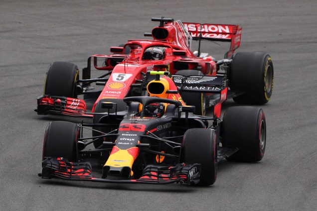 Max Verstappen, da Red Bull, disputa posição com Sebastian Vettel, da Ferrari, durante o Grande Prêmio do Brasil de Fórmula 1 ,realizado no Autódromo de Interlagos - 11/11/2018