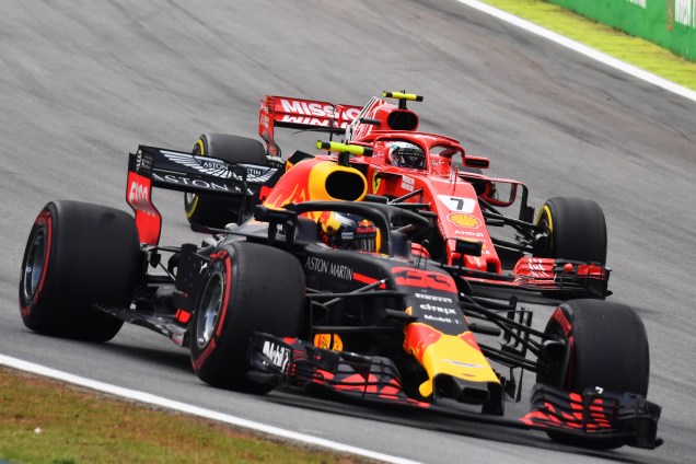 Max Verstappen, da Red Bull, disputa posição com Kimi Raikkonen, da Ferrari, durante o GP do Brasil de Fórmula 1 - 11/11/2018