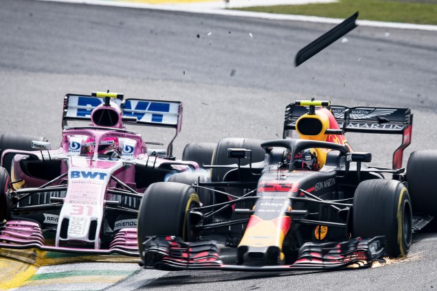 Carros de Max Verstappen  e Esteban Ocon se chocam durante o GP do Brasil de Fórmula 1 - 11/11/2018