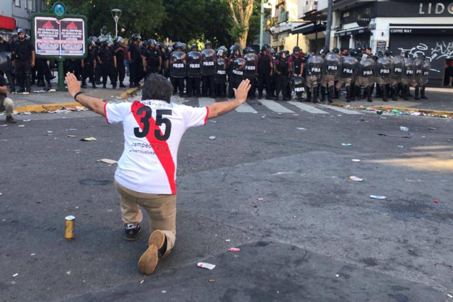 Polícia reage para conter torcedores do River Plate nos arredores do estádio Monumental de Nuñes, em Buenos Aires após a partida contra o Boca Juniors ser adiada - 24/11/2018