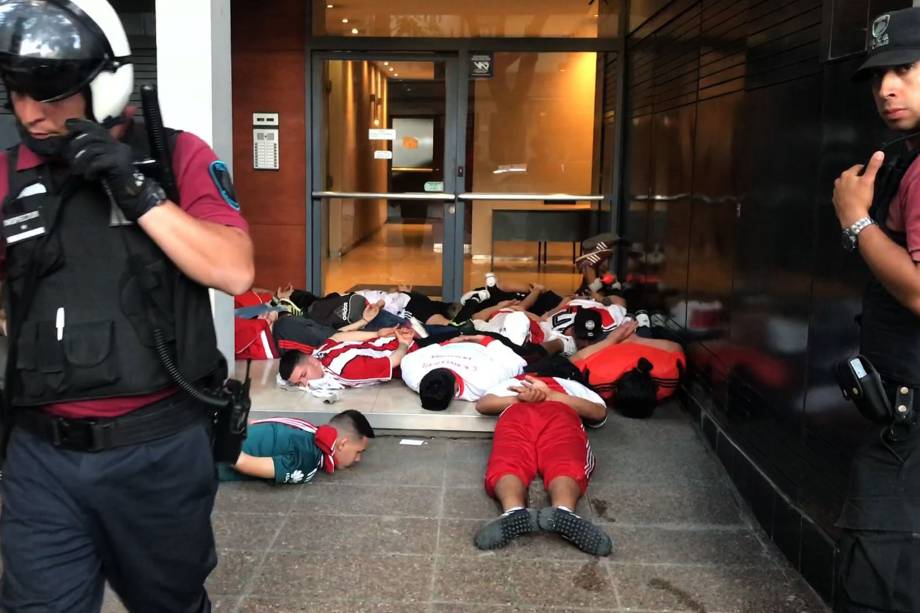 Torcedores do River Plate são detidos pela polícia após ataque ao ônibus Boca antes da final da Copa Libertadores em Buenos Aires - 24/11/2018