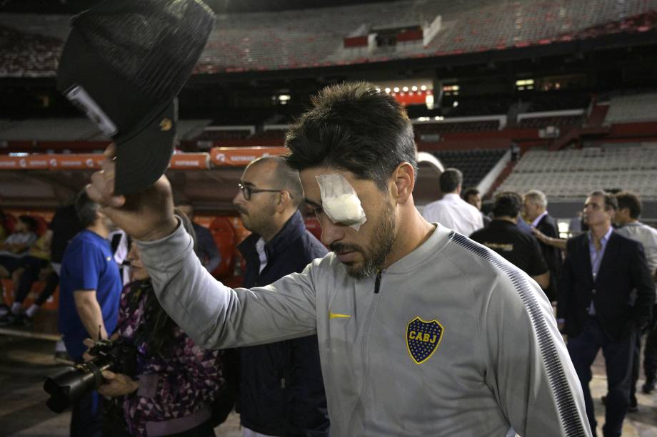 O capitão do Boca Juniors Pablo Perez é visto no campo do estádio Monumental de Nuñez, em Buenos Aires, depois de as autoridades adiarem a final da Copa Libertadores, contra o River Plate após um ataque ao ônibus da equipe do Boca - 24/11/2018