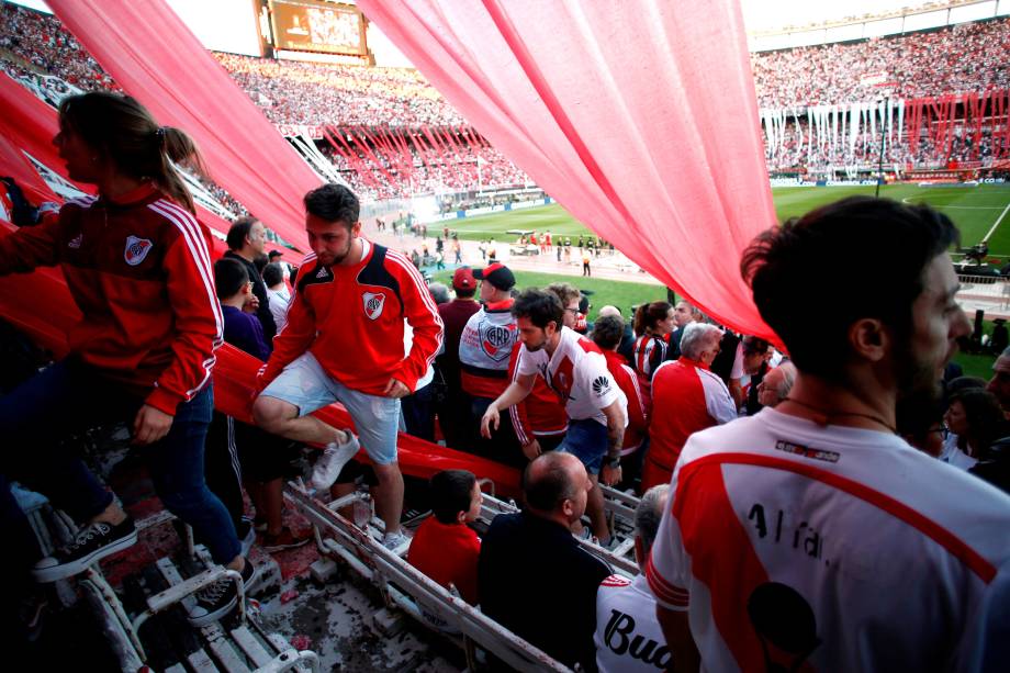 Torcedores do River Plate deixam o Monumental de Nuñez após a partida final da Libertadores ser adiada devido aos atos de violência contra jogadores do Boca Juniors -24/11/2018