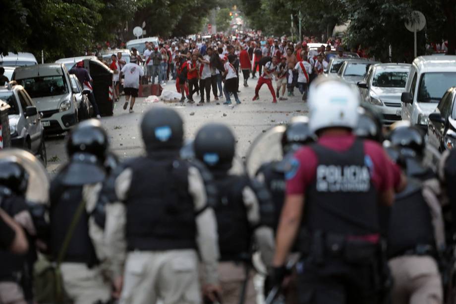 Polícia reage para conter torcedores do River Plate nos arredores do estádio Monumental de Nuñes, em Buenos Aires após a partida contra o Boca Juniors ser adiada - 24/11/2018