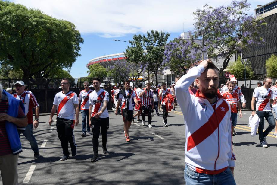 Torcedores do River Plate saem do estádio Monumental de Nuñez em Buenos Aires, depois que a final da Copa Libertadores foi adiada após atos de violência contra jogadores do Boca Juniors - 25/11/2018