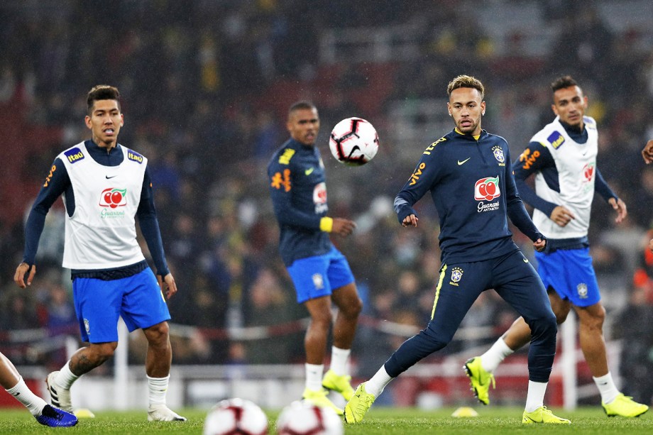 Jogadores da Seleção Brasileira durante aquecimento para o amistoso contra o Uruguai - 16/11/2018