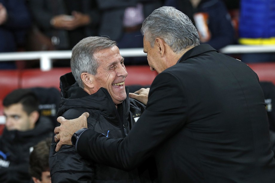 Oscar Tabarez e Tite, técnicos do Uruguai e da Seleção Brasileira, se cumprimentam antes de partida amistosa em Londres - 16/11/2018