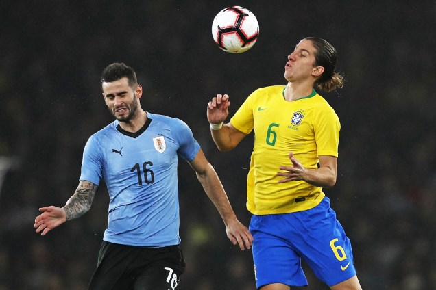 Gaston Pereiro (esq) disputa bola com Filipe Luis (dir), durante partida amistosa entre Brasil e Uruguai, realizada em Londres - 16/11/2018