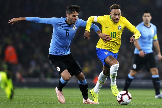 Neymar (dir) é marcado por Rodrigo Bentancur (esq), durante partida amistoso entre Brasil e Uruguai - 16/11/2018