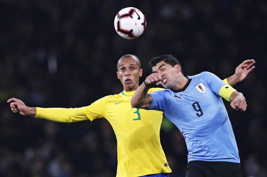 Miranda, da Seleção Brasileira, disputa bola com Luis Suarez, do Uruguai, em partida amistosa realizada em Londres - 16/11/2018