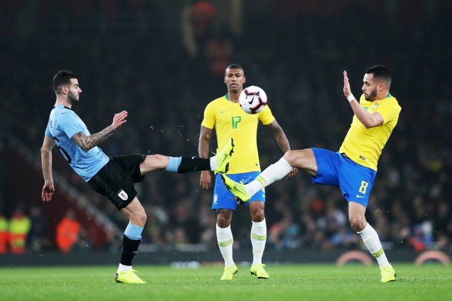 Gaston Pereiro (esq), disputa bola com Renato Augusto (dir), durante partida amistosa entre Brasil e Uruguai - 16/11/2018