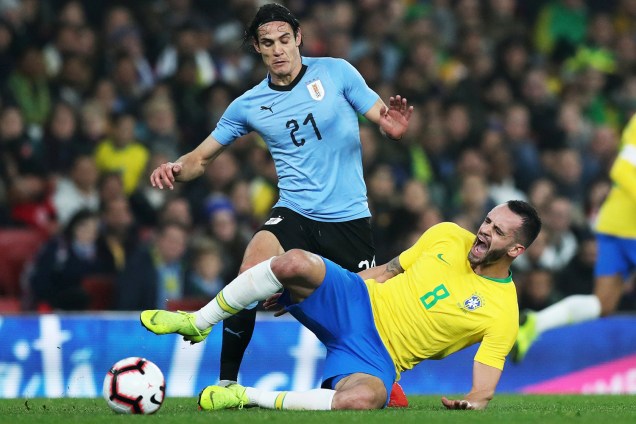 Edinson Cavani, do Uruguai, disputa bola com Renato Augusto, da Seleção Brasileira, durante partida amistosa realizada em Londres - 16/11/2018