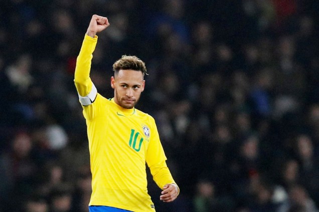 Neymar comemora após marcar gol de pênalti durante partida amistosa contra o Uruguai, realizada em Londres - 16/11/2018