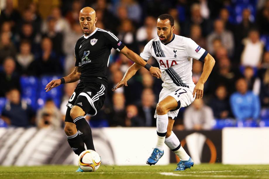 O jogado Richard Almeida (esq), do Qarabag, durante partida contra o Tottenham, válida pelo grupo J da Liga Europa - 17/09/2015