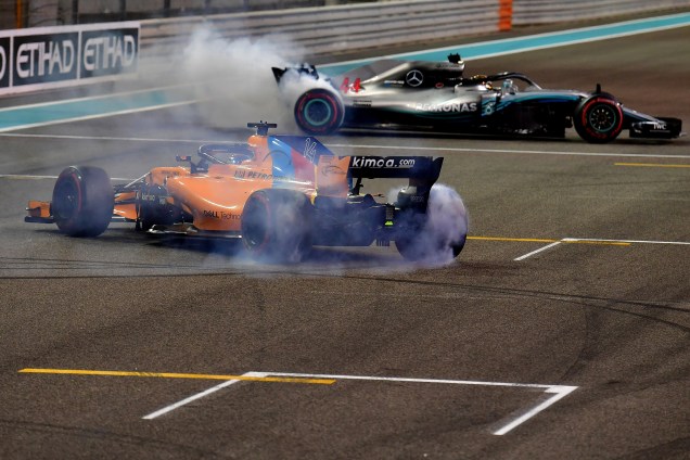 O piloto espanhol da McLaren, Fernando Alonso, acompanha Lewis Hamilton da Mercedes depois de sua última corrida de F1 no Grande Prêmio de Abu Dhabi