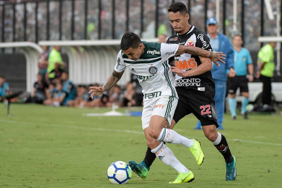 Yago Pikachu, do Vasco, disputa lance com Dudu, do Palmeiras, em partida válida pela 37ª rodada do Campeonato Brasileiro 2018, realizado no Estádio de São Januário - 25/11/2018