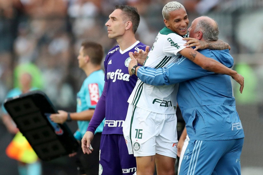 O atacante Deyverson comemora com Luiz Felipe Scolari o gol da vitória sobre o Vasco em São Januário que garantiu o título do Campeonato Brasileiro ao Palmeiras - 25/11/2018