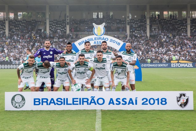 Time do Palmeiras faz pose antes da partida contra o Vasco em São Januário