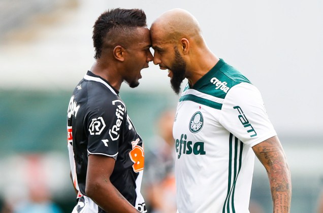 O atacante Kelvin do Vasco discute com Felipe Melo do Palmeiras