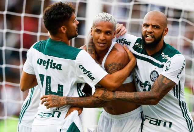 O atacante Deyverson comemora o gol da vitória sobre o Vasco em São Januário que garantiu o título do Campeonato Brasileiro ao Palmeiras
