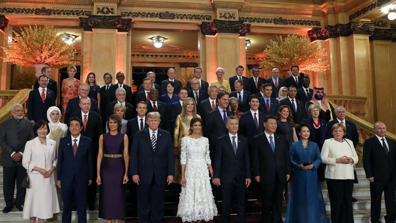 Líderes mundiais e seus familiares posaram no Teatro Colón, em Buenos Aires