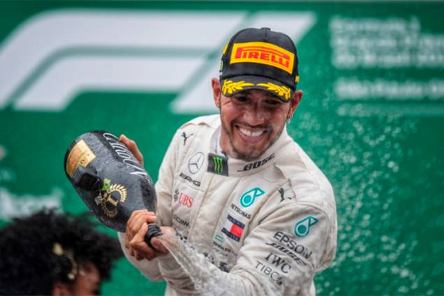 O piloto britânico Lewis Hamilton comemora ao vencer o Grande Prêmio do Brasil de Fórmula 1 - 11/11/2018 O piloto britânico Lewis Hamilton comemora ao vencer o Grande Prêmio do Brasil de Fórmula 1 - 11/11/2018