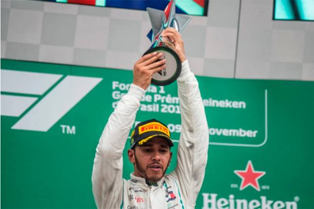 O piloto britânico Lewis Hamilton comemora ao vencer o Grande Prêmio do Brasil de Fórmula 1 - 11/11/2018 O piloto britânico Lewis Hamilton comemora ao vencer o Grande Prêmio do Brasil de Fórmula 1 - 11/11/2018