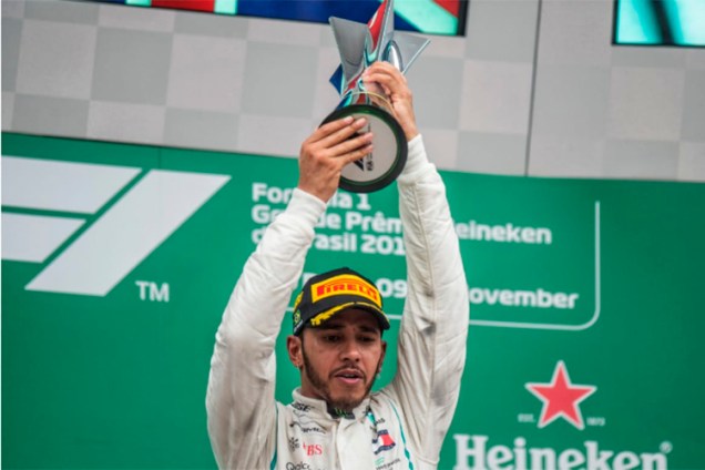 O piloto britânico Lewis Hamilton comemora ao vencer o Grande Prêmio do Brasil de Fórmula 1 - 11/11/2018