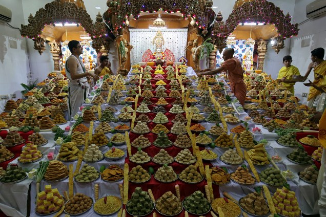 Sacerdote organiza doces guardados dentro de um templo como oferendas de devotos hindus para um ritual que marca o festival "Annakut" durante o Diwali, o festival hindu das luzes, em Ahmedabad, na Índia - 07/11/2018