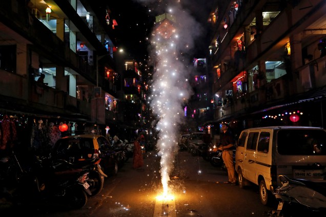 Uma pilha de fogos de artifício estoura durante as comemorações de ano novo hindu do festival Diwali, em Mumbai, na Índia - 07/11/2018