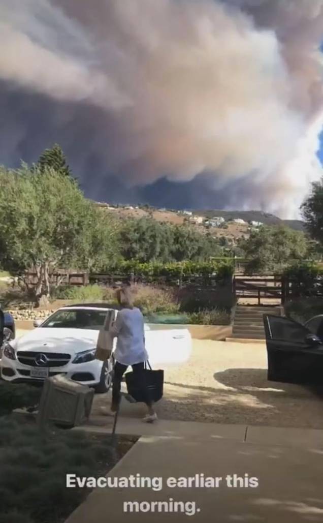 Lady Gaga filma o momento em que vê a enorme nuvem de fumaça durante a evacuação de sua casa