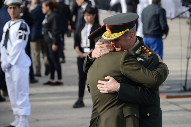 Membros da marinha não identificados se abraçam durante a cerimônia de aniversário de 1 ano do desaparecimento do submarino ARA San Juan - 15/11/2018