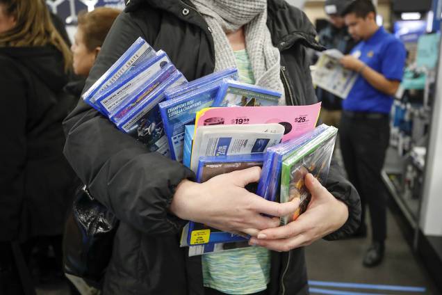 Consumidora é vista com jogos de video-game, durante a Black Friday na loja Best Buy, localizada em Chicago, Illinois - 22/11/2018 Consumidora é vista com jogos de video-game, durante a Black Friday na loja Best Buy, localizada em Chicago, Illinois - 22/11/2018