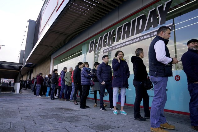 Consumidores fazem fila antes de abertura de loja em Baracaldo, município localizado na Espanha - 23/11/2018