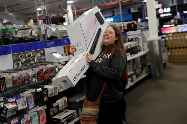 Consumidora carrega 'soundbars' durante a Black Friday na loja Best Buy, em Nova York - 23/11/2018 Consumidora carrega 'soundbars' durante a Black Friday na loja Best Buy, em Nova York - 23/11/2018