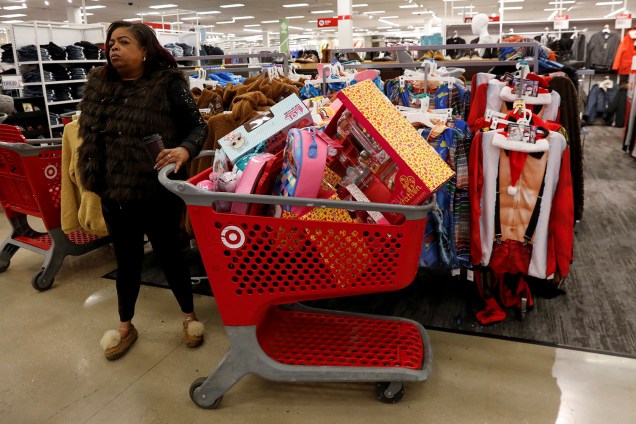 Mulher carrega diversos itens em carrinho de compras durante a Black Friday em Westbury, em Nova York - 23/11/2018