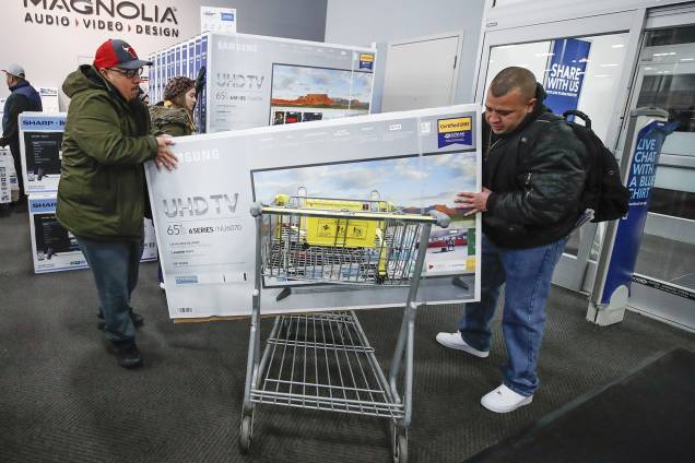 Consumidores colocam TV em carrinho de compras, na loja Best Buy, localizada em Chicago, no estado americano de Illinois, durante a Black Friday - 22/11/2018 Consumidores colocam TV em carrinho de compras, na loja Best Buy, localizada em Chicago, no estado americano de Illinois, durante a Black Friday - 22/11/2018