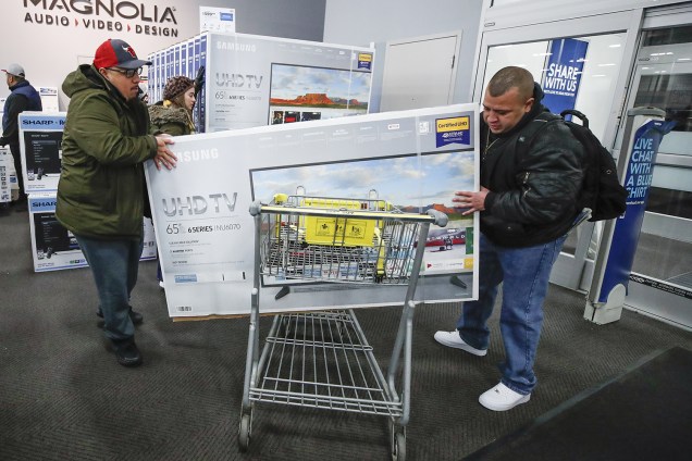 Consumidores colocam TV em carrinho de compras, na loja Best Buy, localizada em Chicago, no estado americano de Illinois, durante a Black Friday - 22/11/2018