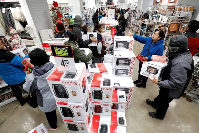 Consumidores aproveitam descontos em produtos durante a Black Friday na cidade de Niles, localizada no estado americano de Illinois - 22/11/2018 Consumidores aproveitam descontos em produtos durante a Black Friday na cidade de Niles, localizada no estado americano de Illinois - 22/11/2018