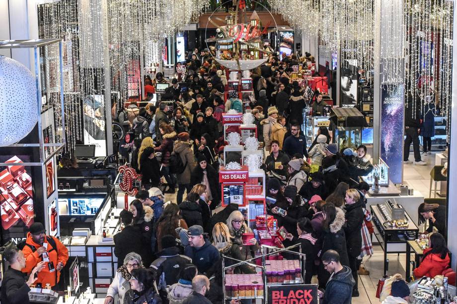 Centenas de consumidores aproveitam a Black Friday em Nova York - 22/11/2018