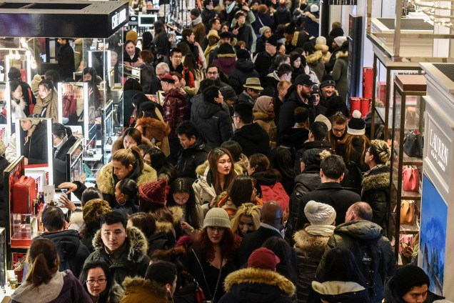 Centenas de consumidores aproveitam a Black Friday em Nova York - 22/11/2018