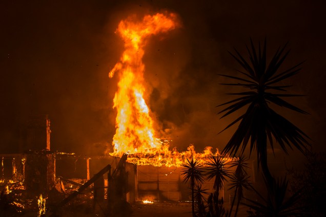 Residência é tomada por chamas em Malibu, no estado americano da Califórnia - 09/11/2018