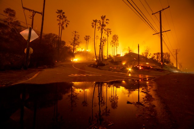 Labaredas de fogo são vistas nos arredores de Malibu, no estado americano da Califórnia - 10/11/2018