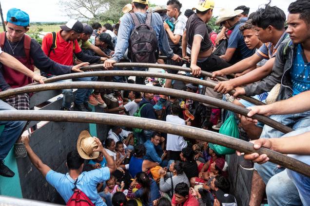 Imigrantes da América Central pegam carona em caminhão rumo à cidade de Puebla, no México - 03/11/2018
