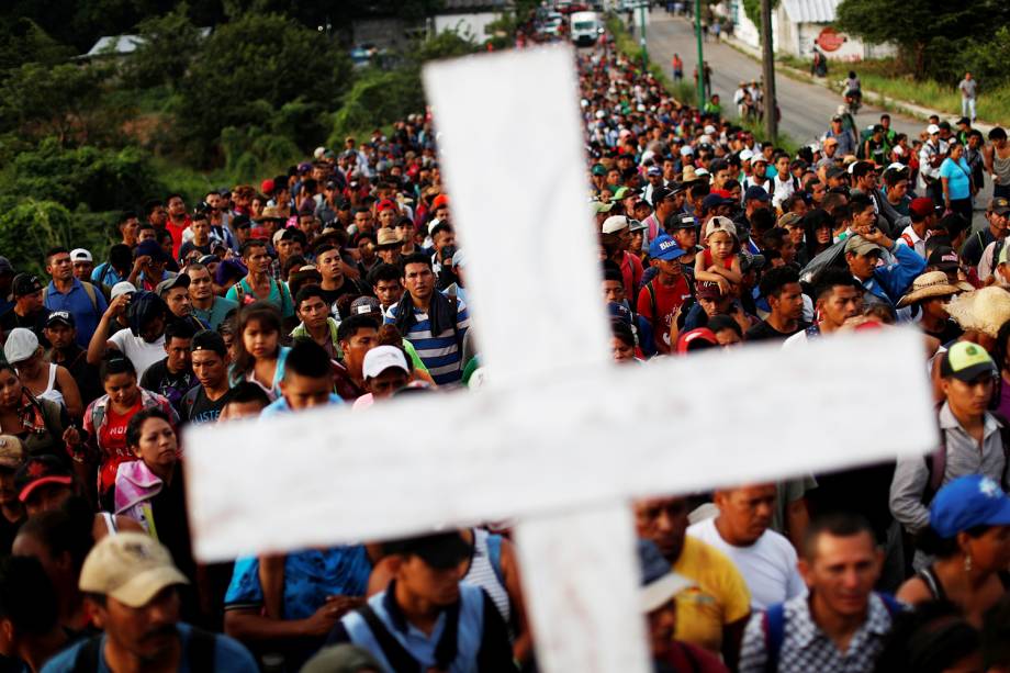 Caravana de imigrantes da América Central caminham nas ruas da cidade mexicana de Pijijiapan, rumo aos Estados Unidos - 04/11/2018