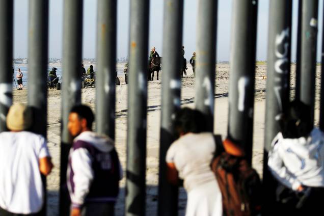 Parte da caravana de imigrantes da América Central chega na fronteira entre o México e os Estados Unidos, na cidade de Tijuana - 13/11/2018