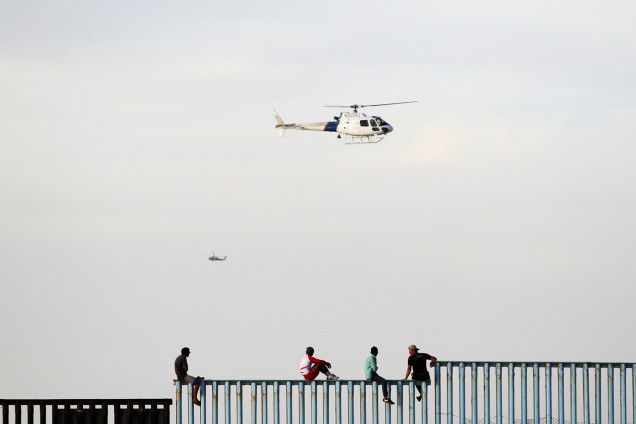 Helicópteros americanos realizam patrulha após os primeiros imigrantes chegarem na fronteira entre o México e os Estados Unidos - 13/11/2018