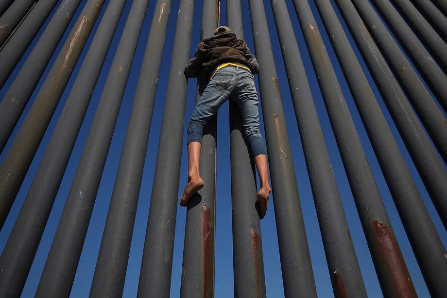 Migrante tenta atravessar a fronteira entre o México e os Estados Unidos, na cidade de Tijuana - 18/11/2018